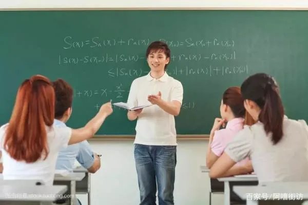 学生感冒,班主任不给假,导致发烧住院,家长应该索赔吗?