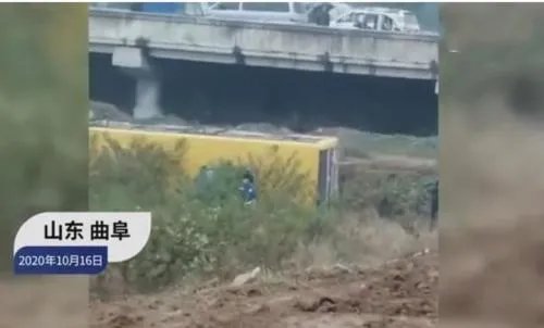 山东曲阜一公交车被追尾侧翻，现场有无造成人员伤亡？