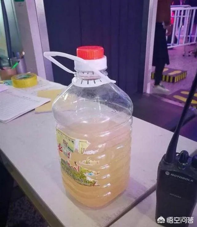 带5斤米酒上火车遭拒，大妈当场豪饮半桶，划算吗？