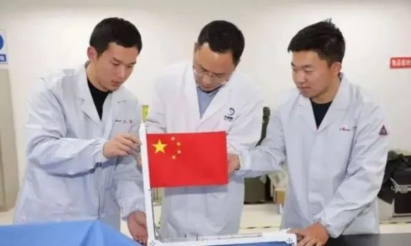 月球上升起五星红旗，我国是第几个完成这一壮举的国家？