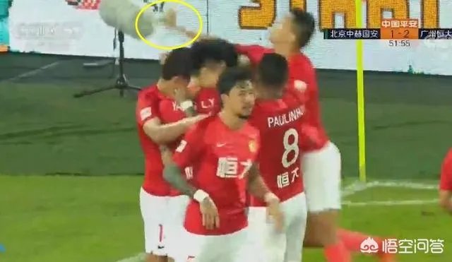埃神破门国安球迷投掷杂物，黄博文拦下水瓶后十分生气，你如何评价？