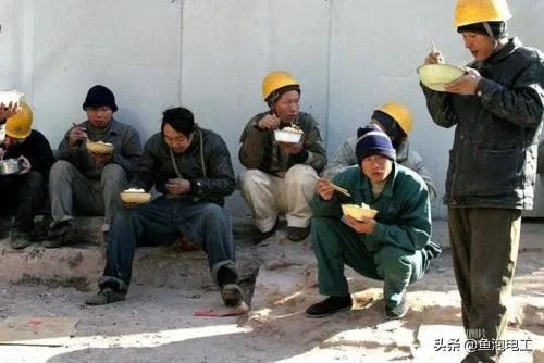 农村老人六十多岁了还在工地上打工正常吗？