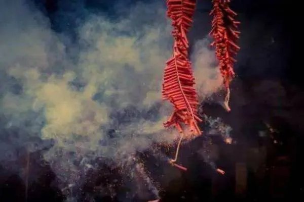 下水道放鞭炮很危险吗？那春节不能下水道放鞭炮了。