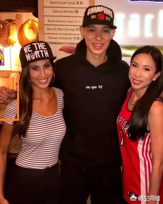 猛龙夺冠庆典,美女记者主动合影林书豪,后者双手的动作引球迷点赞,你怎么看?