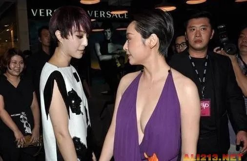 深V装八字奶酥胸隐现！女星真空上阵斗胸出位