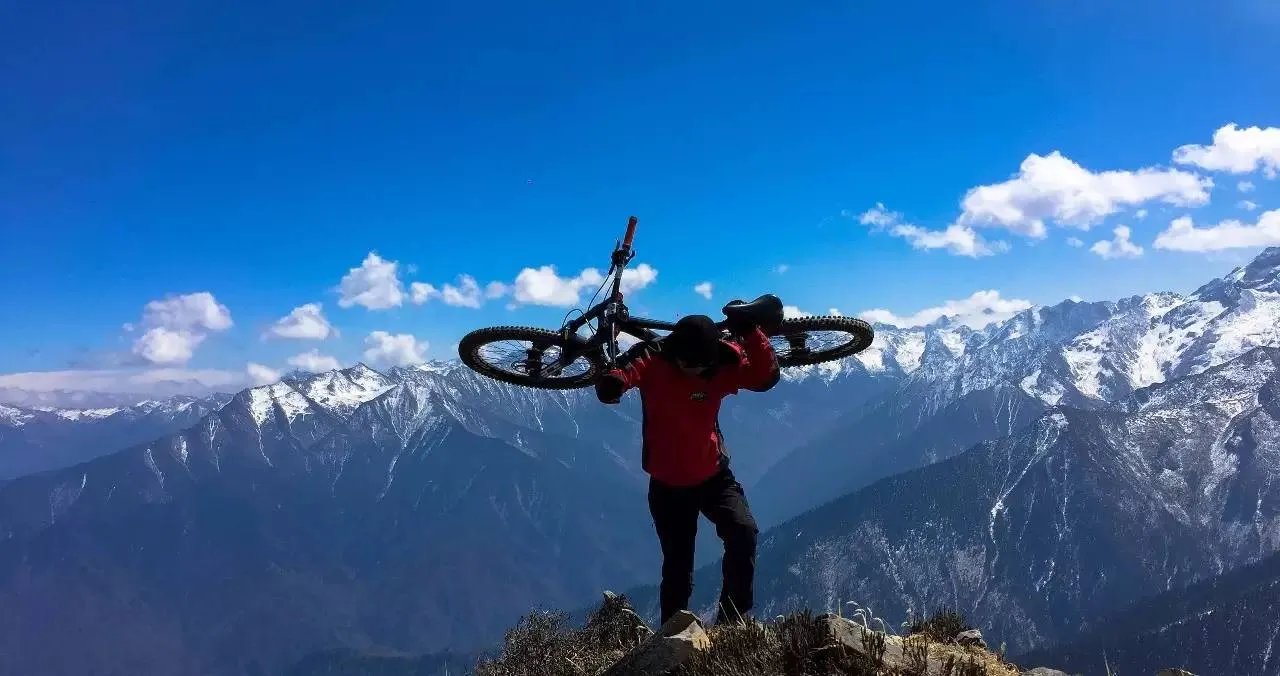 福建驴友越未开发海岸线1死1伤,为何网友评论“两极分化”?