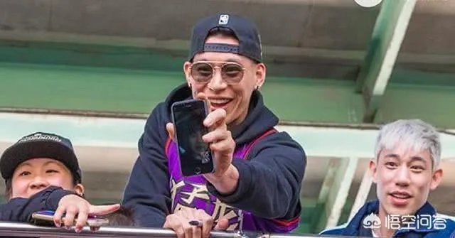 猛龙夺冠庆典,美女记者主动合影林书豪,后者双手的动作引球迷点赞,你怎么看?