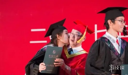 女大学生毕业典礼亲校长 网友：校长惊到穗都飞起！