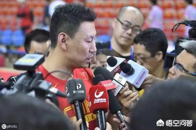 央视公开批评了中国男篮2人(周琦和李楠),并直言:和顶级球队差太多,你怎么看?