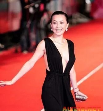 深V装八字奶酥胸隐现！女星真空上阵斗胸出位