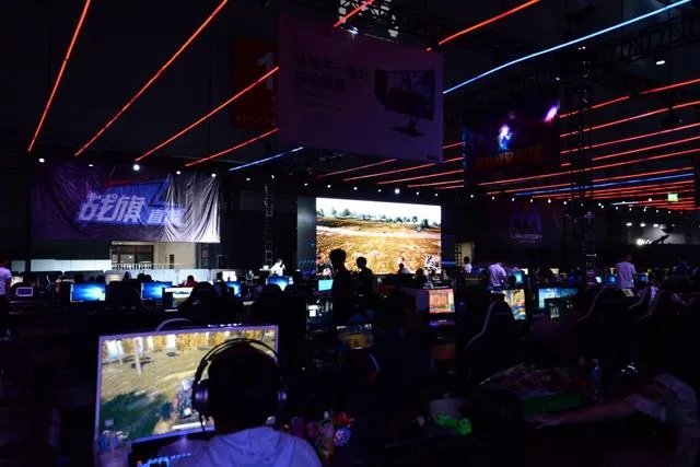 《绝地求生》你觉得LYB和刚强王，哪个更容易吃鸡？