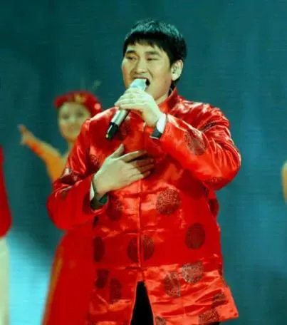 大衣哥朱之文在演艺界成名后，为什么不忘回乡种地？