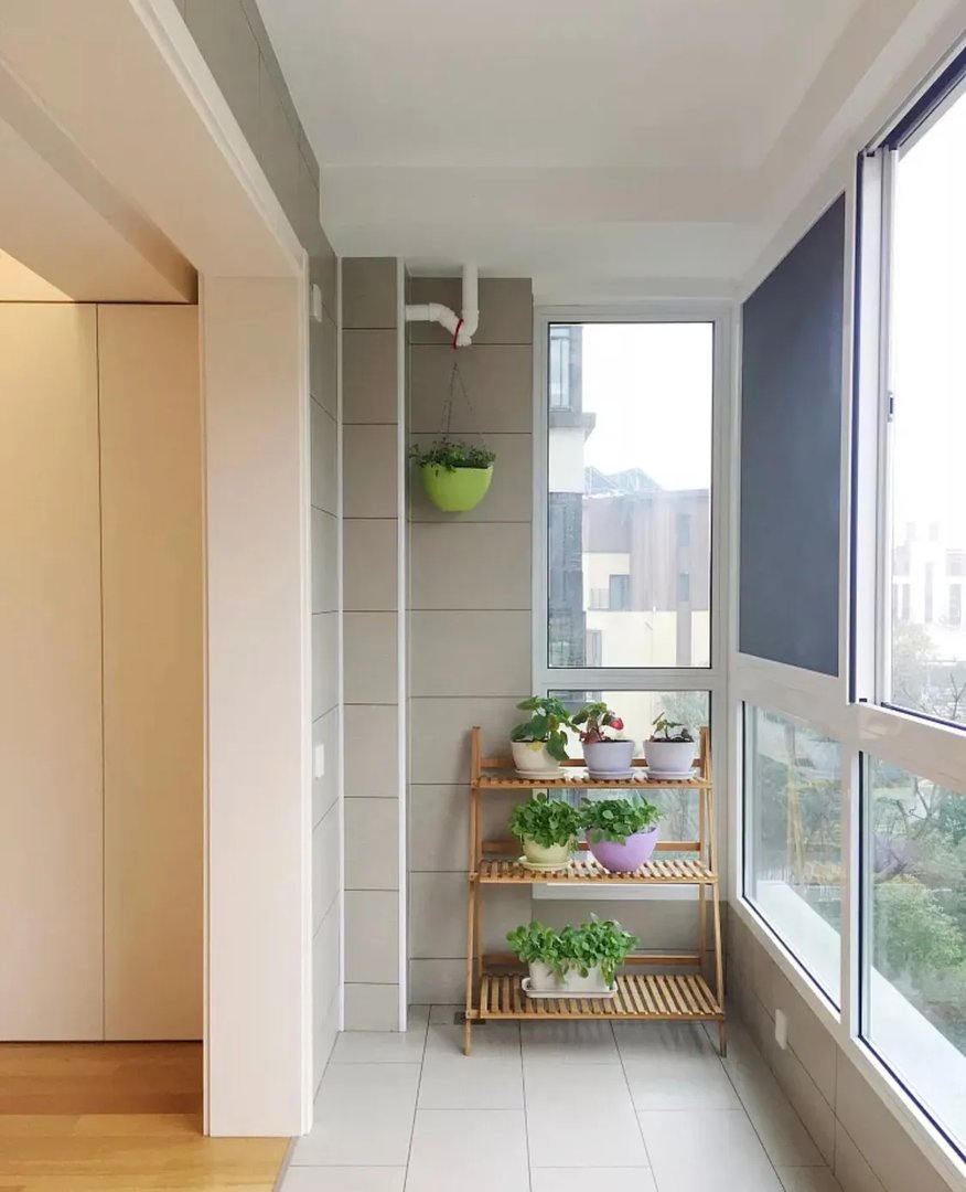 阳台管道太碍眼，下面的美化你喜欢哪种做法呢？