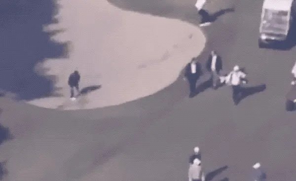 安倍见特朗普小跑