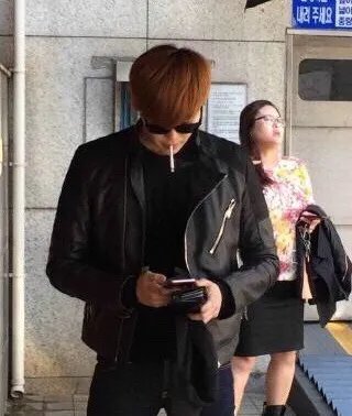 [图】网曝李钟硕抽烟照片 网友称男神抽烟一样帅