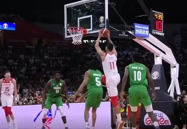 央视公开批评了中国男篮2人(周琦和李楠),并直言:和顶级球队差太多,你怎么看?