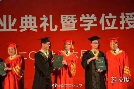 女大学生毕业典礼亲校长 网友：校长惊到穗都飞起！