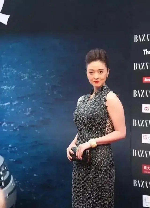 太像了，蒋欣最近封面照酷似范冰冰，大家觉得可以替代范冰冰吗？