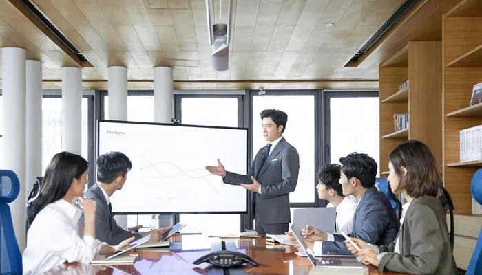 水瓶座的男生性格特点 水瓶男到底是一个怎样性格的人