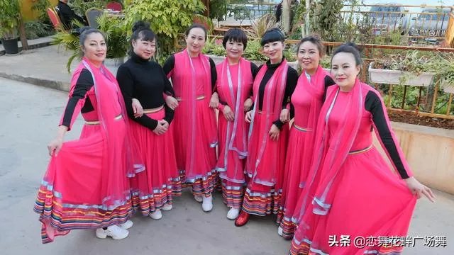 学跳广场舞的双人舞和单人舞,哪种更难?