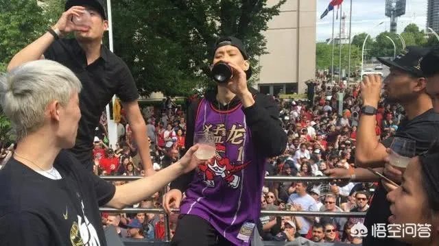 猛龙夺冠庆典,美女记者主动合影林书豪,后者双手的动作引球迷点赞,你怎么看?