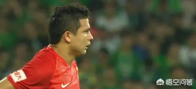 埃神破门国安球迷投掷杂物，黄博文拦下水瓶后十分生气，你如何评价？