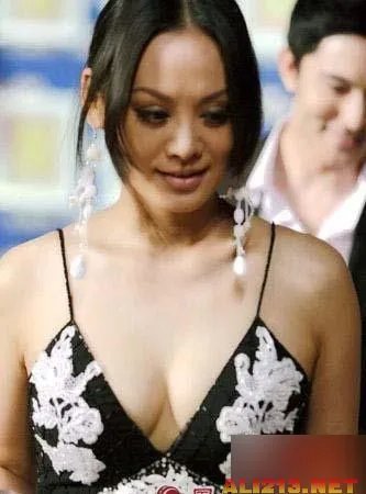 深V装八字奶酥胸隐现！女星真空上阵斗胸出位