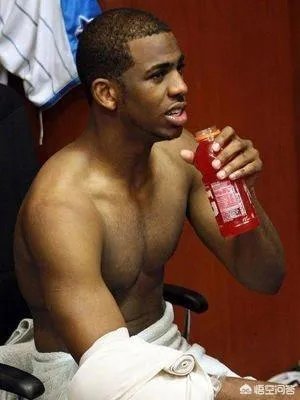 笑喷了！保罗边运球边与哈登母亲击掌，结果被吹出界失误，你如何看？