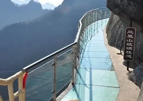 辽宁虎谷峡玻璃栈道发生了什么样的事故？此事故该谁负责？