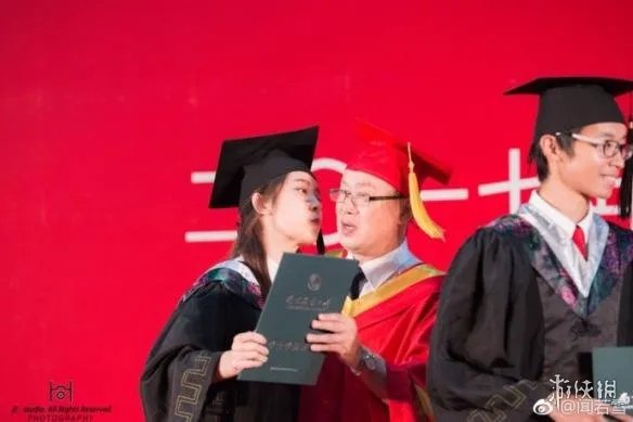 女大学生毕业典礼亲校长 网友：校长惊到穗都飞起！