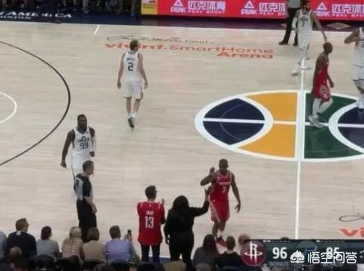 笑喷了！保罗边运球边与哈登母亲击掌，结果被吹出界失误，你如何看？