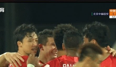 埃神破门国安球迷投掷杂物，黄博文拦下水瓶后十分生气，你如何评价？