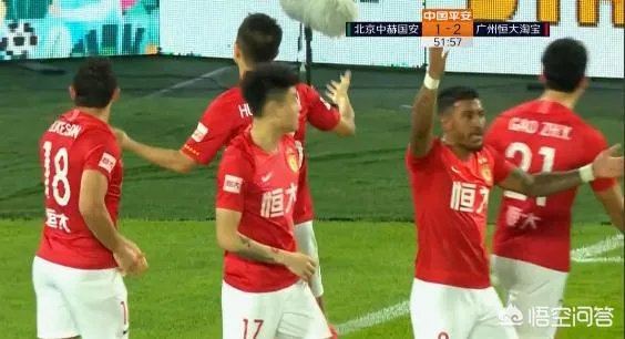 埃神破门国安球迷投掷杂物，黄博文拦下水瓶后十分生气，你如何评价？