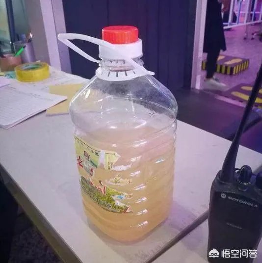 带5斤米酒上火车遭拒，大妈当场豪饮半桶，划算吗？