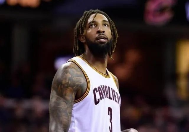 德里克威廉姆斯因为什么被骑士放弃？