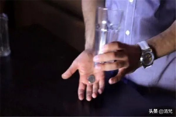 魔术教学超简单的硬币穿玻璃杯？