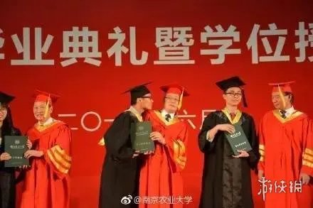女大学生毕业典礼亲校长 网友：校长惊到穗都飞起！