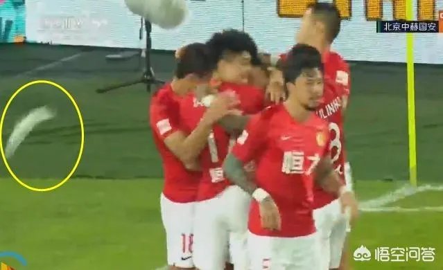 埃神破门国安球迷投掷杂物，黄博文拦下水瓶后十分生气，你如何评价？