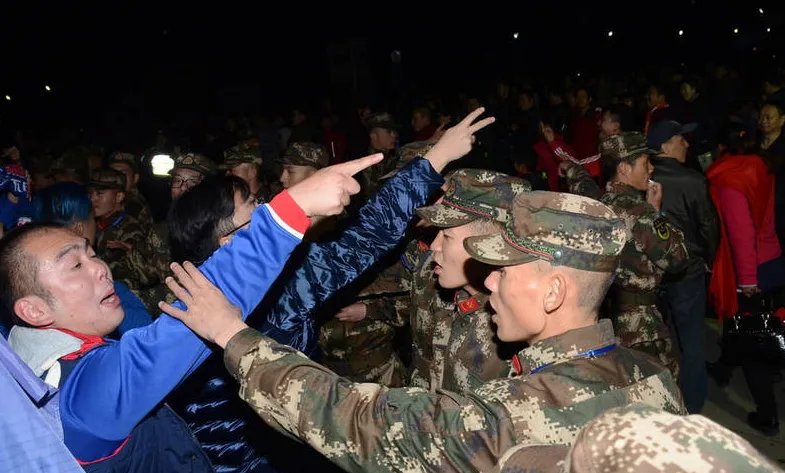 上海球迷冲突被武警制止了吗?