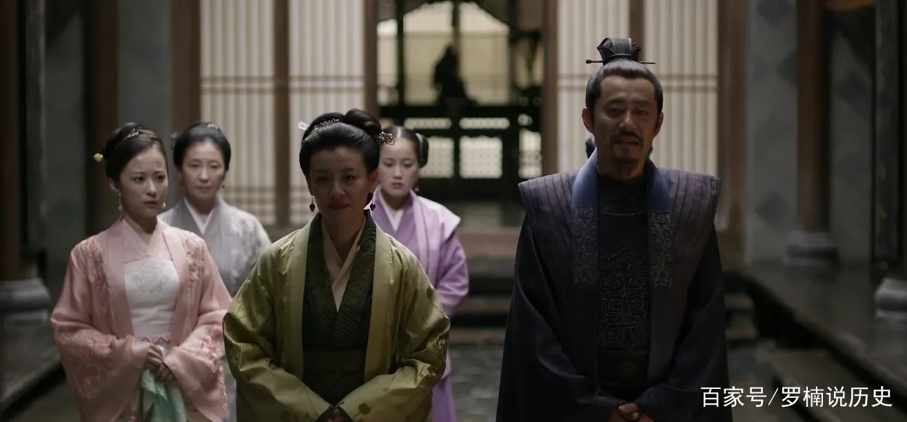 知否里为什么墨兰是自己去明兰是顾接