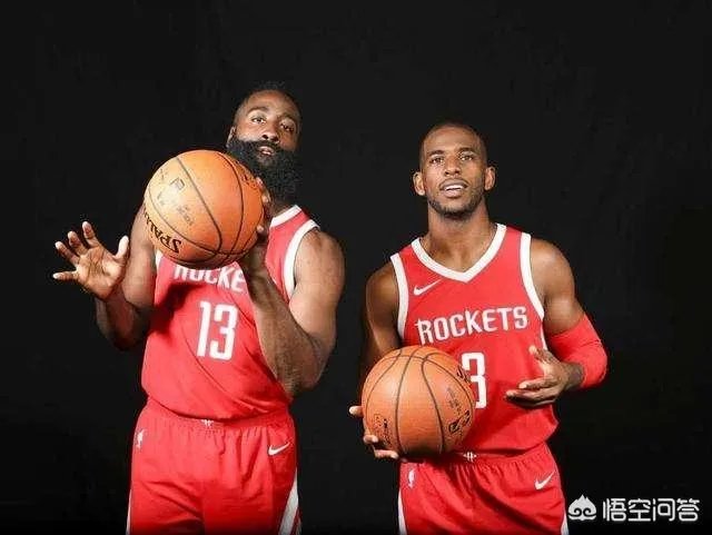 笑喷了！保罗边运球边与哈登母亲击掌，结果被吹出界失误，你如何看？