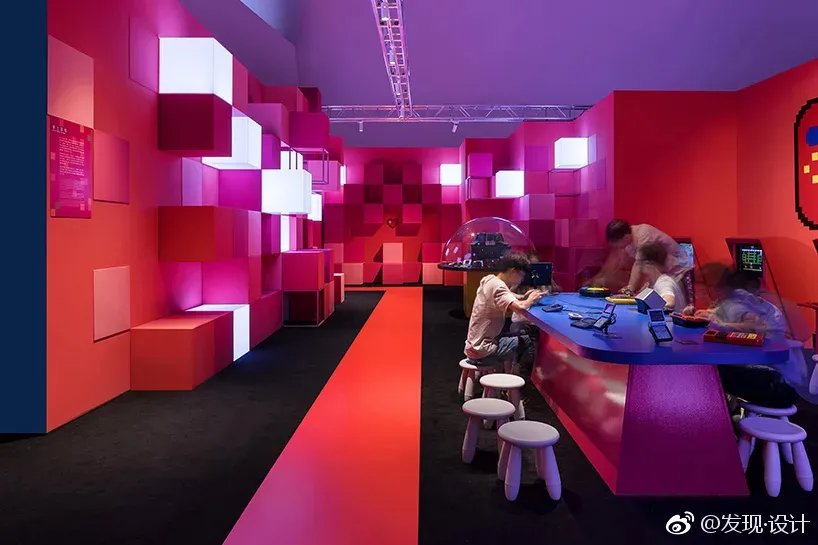 2018年深圳全球游戏潮流盛典的展厅看起来像一个巨大的像素迷...