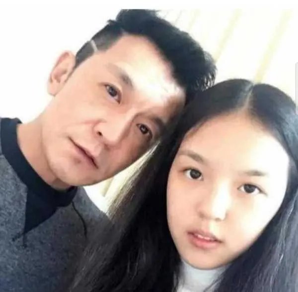 留下2亿遗产的李咏,没有把遗产给妻子,而是给了女儿,为什么?
