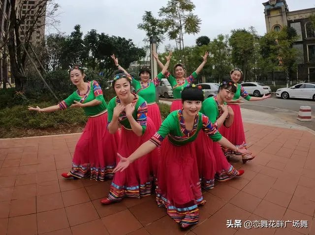 学跳广场舞的双人舞和单人舞,哪种更难?