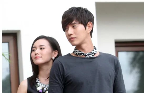 两个一模一样的男主角在一次偶然的机会遇见了 而且两个人还调换了身份 我不知道那个电视剧叫什么名