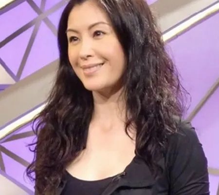 伍咏薇年轻照片淑女范十足 机智回应老公偷食绯闻