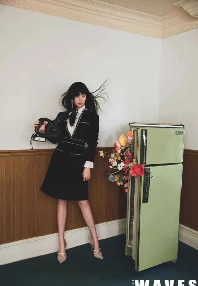 太像了，蒋欣最近封面照酷似范冰冰，大家觉得可以替代范冰冰吗？