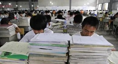 2022年高考首日，考生排队进入考场，考场的规则你了解吗？