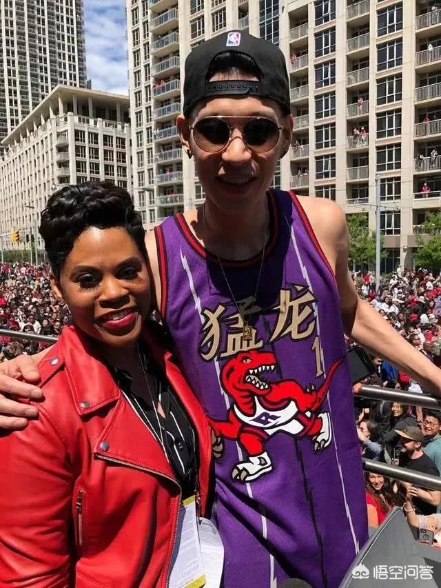 猛龙夺冠庆典,美女记者主动合影林书豪,后者双手的动作引球迷点赞,你怎么看?