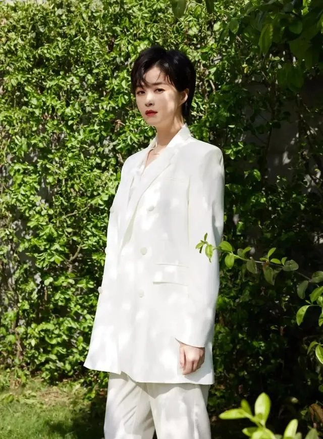 太像了，蒋欣最近封面照酷似范冰冰，大家觉得可以替代范冰冰吗？